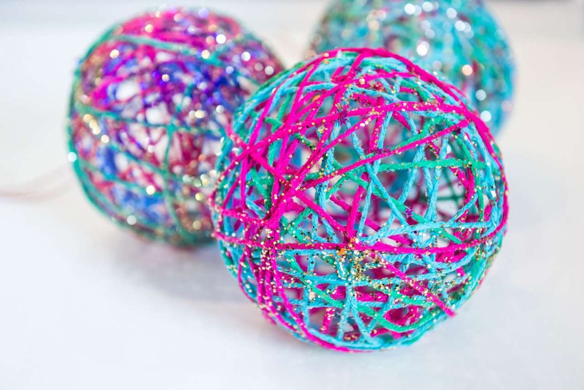 Bolas de cuerda para Navidad.