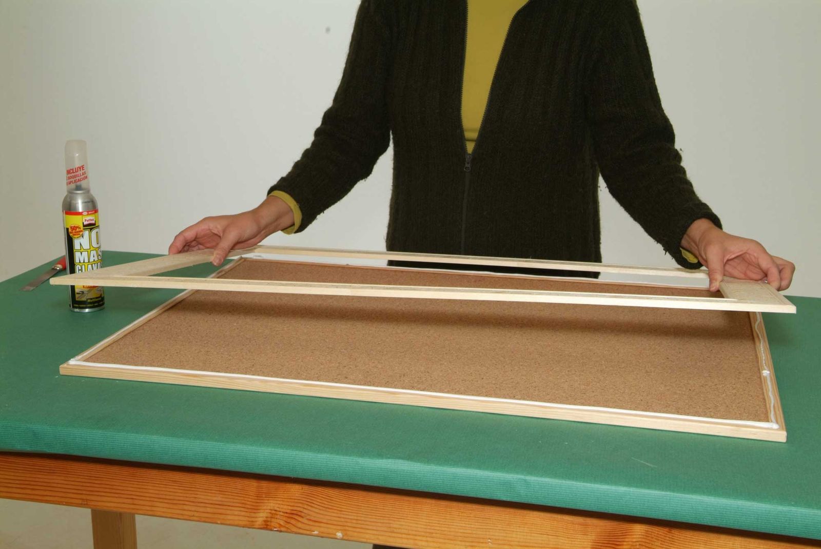 Enmarcar un panel de corcho paso 7