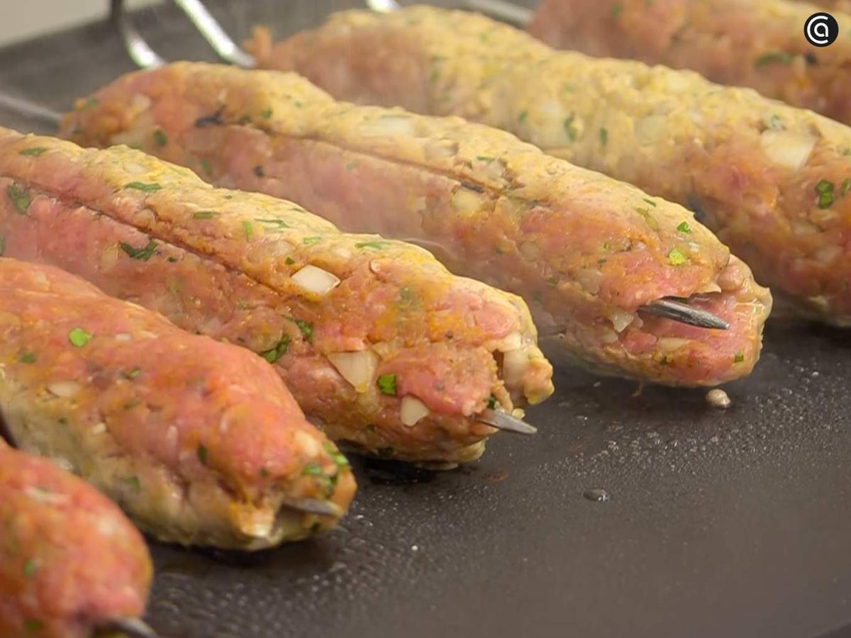 Cocina las brochetas en una plancha