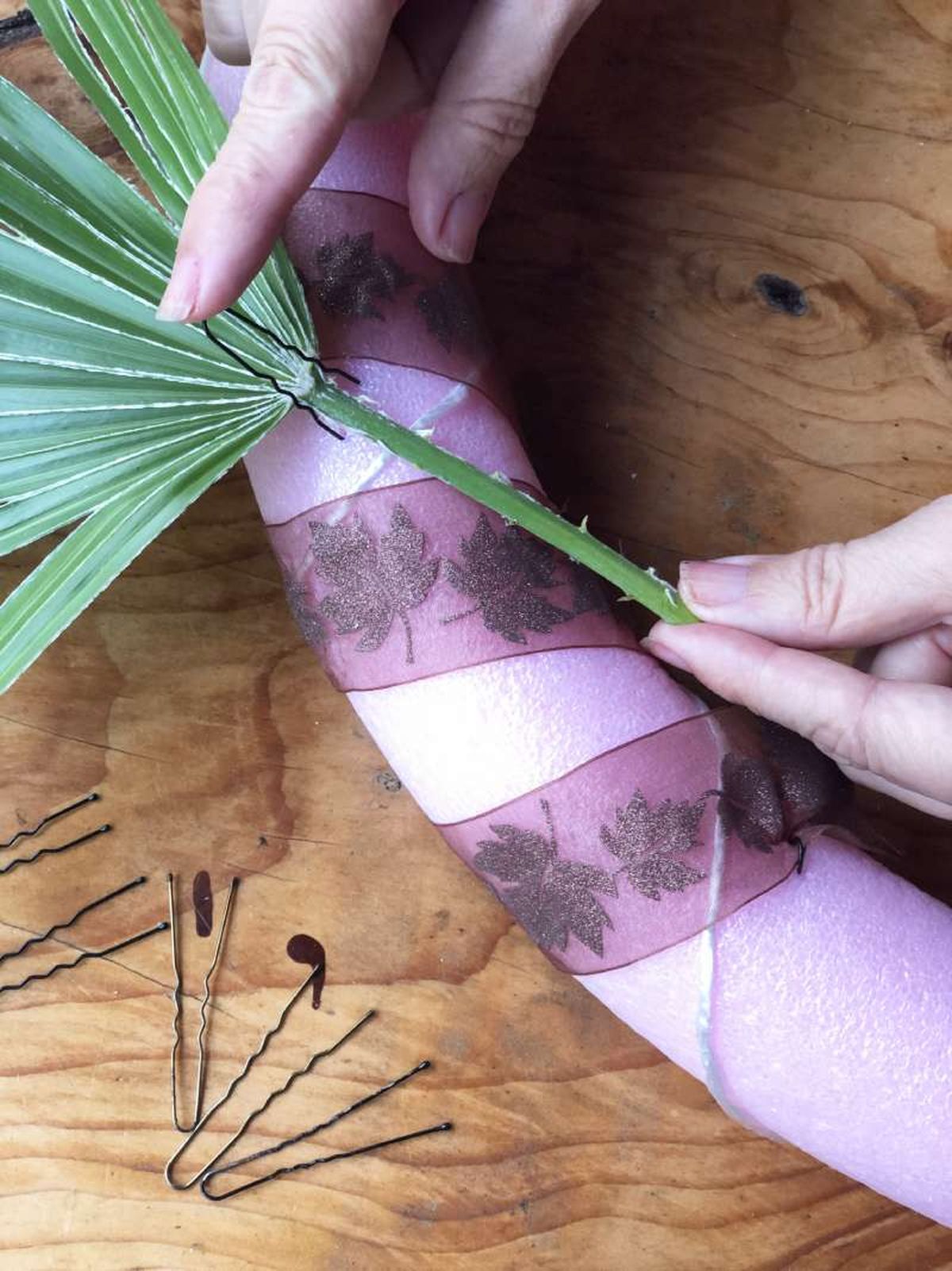 Cubrir la corona con lazos.