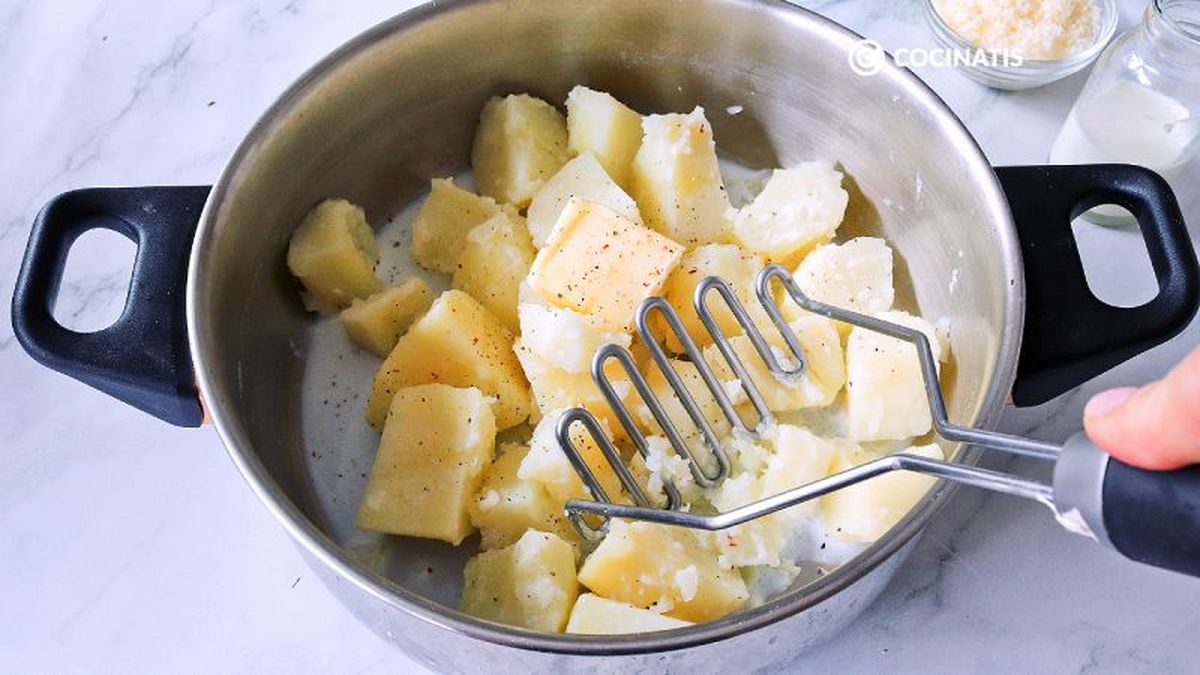 Machacamos las patatas cocidas