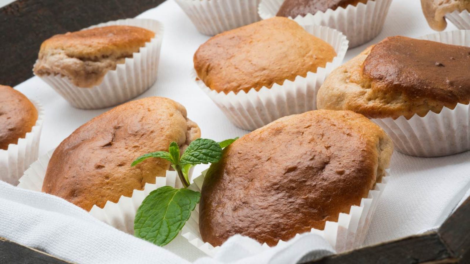 Aprende a elaborar unas esponjosas magdalenas de fresa con la receta de Eva Arguiñano