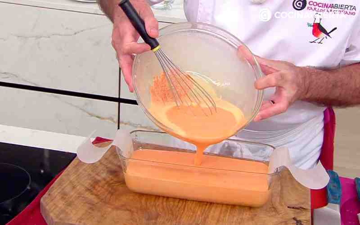 Pon la mezcla en el molde y hornea a baño maría