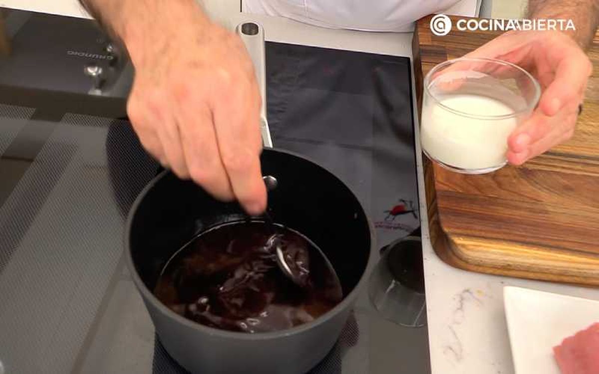 Añade la harina de maíz diluida en agua