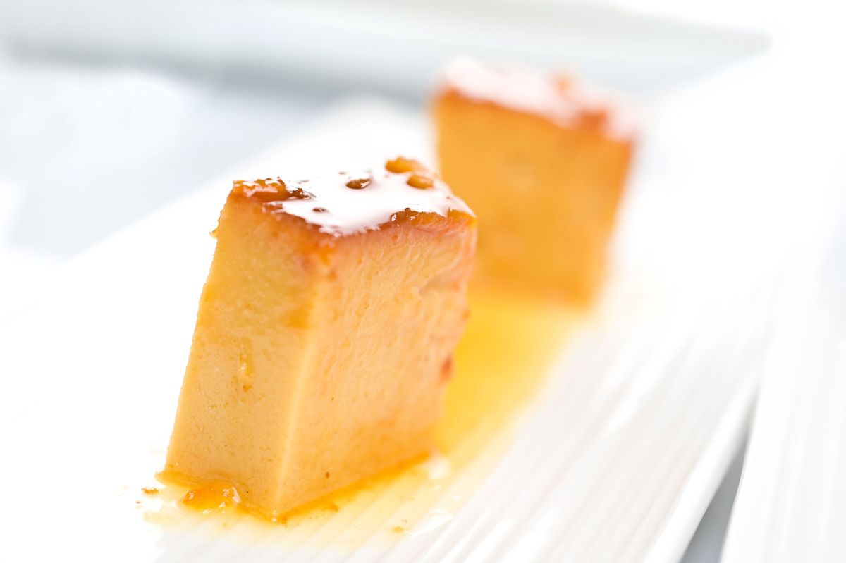 Flan de turrón con salsa de naranja