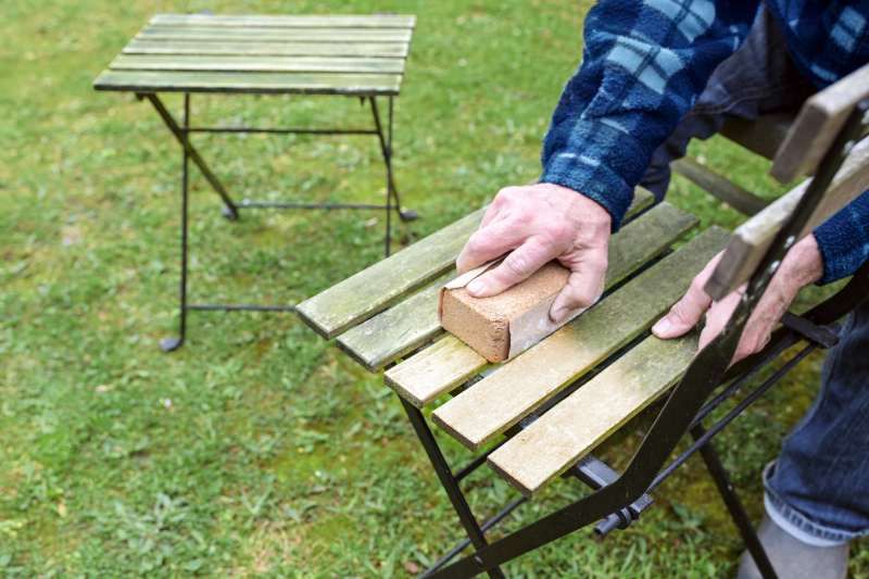 El barniz protege las sillas de madera de exterior