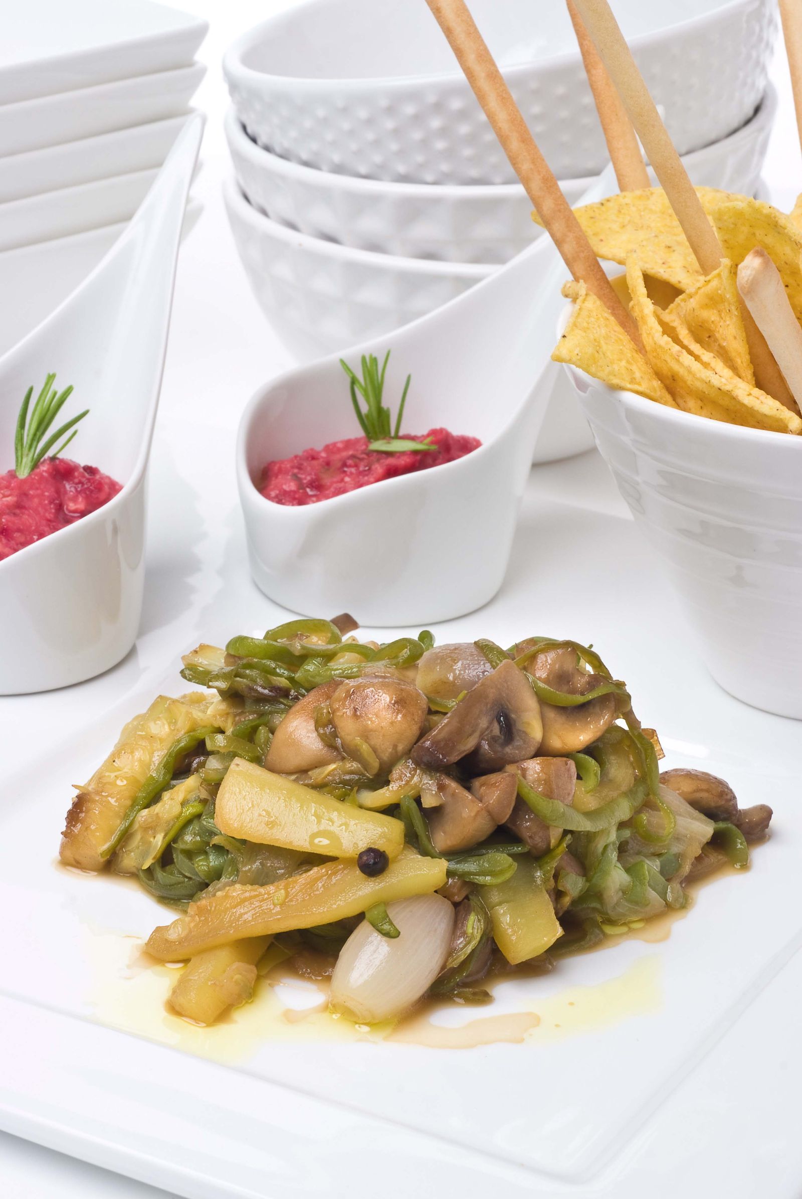 salteado de verduras con humus de remolacha xl