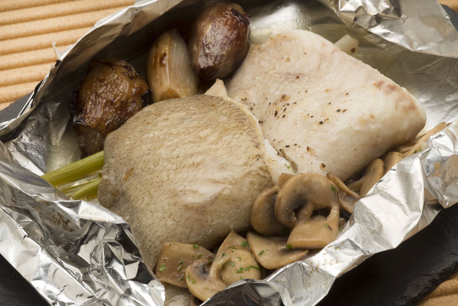 5875 1 Gallo a la papillote con champiñones y chalotas xl