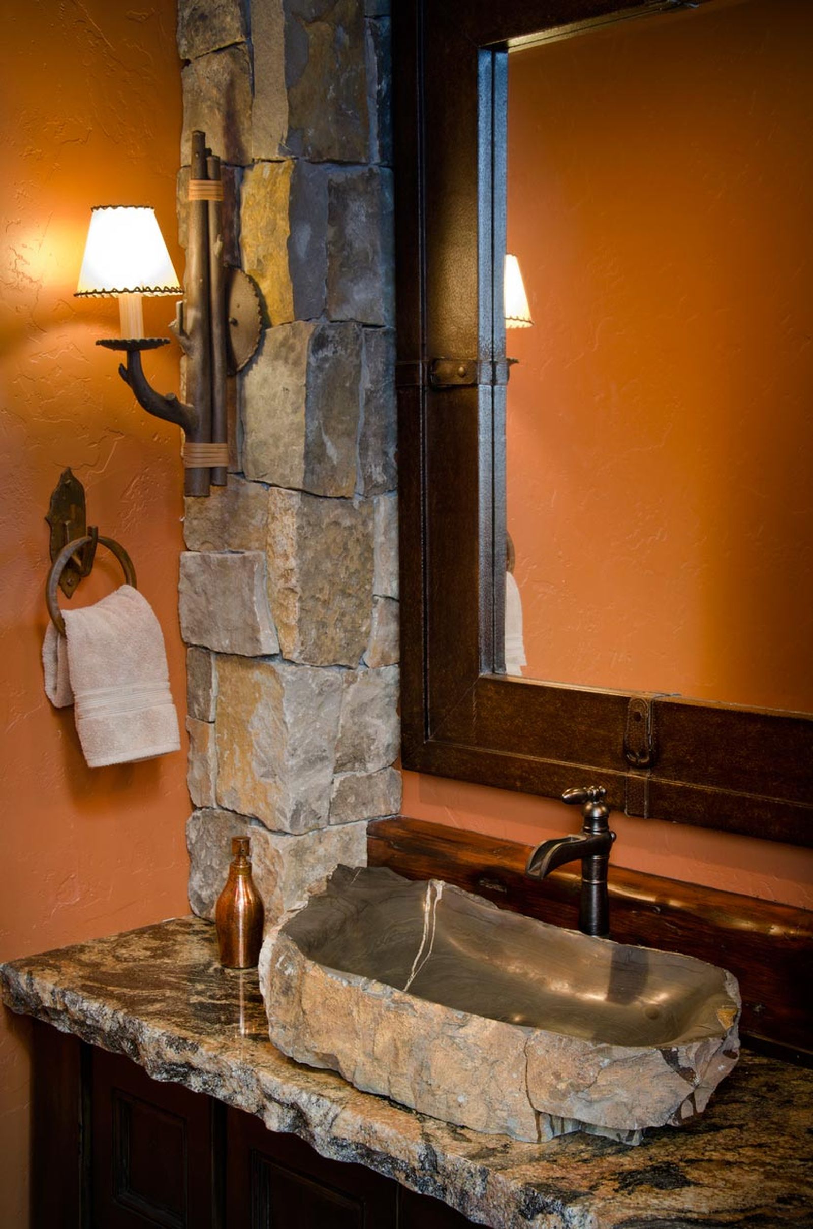 Madera y piedra para decorar el baño 8