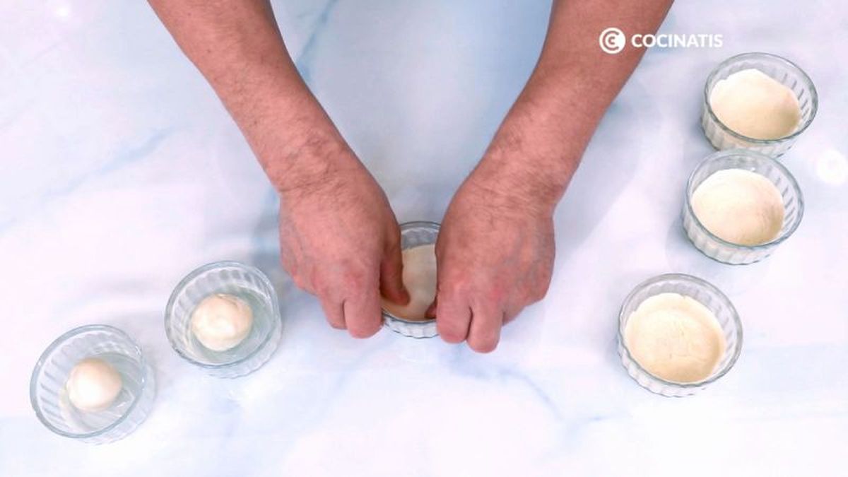 Cubrimos los moldes con el hojaldre