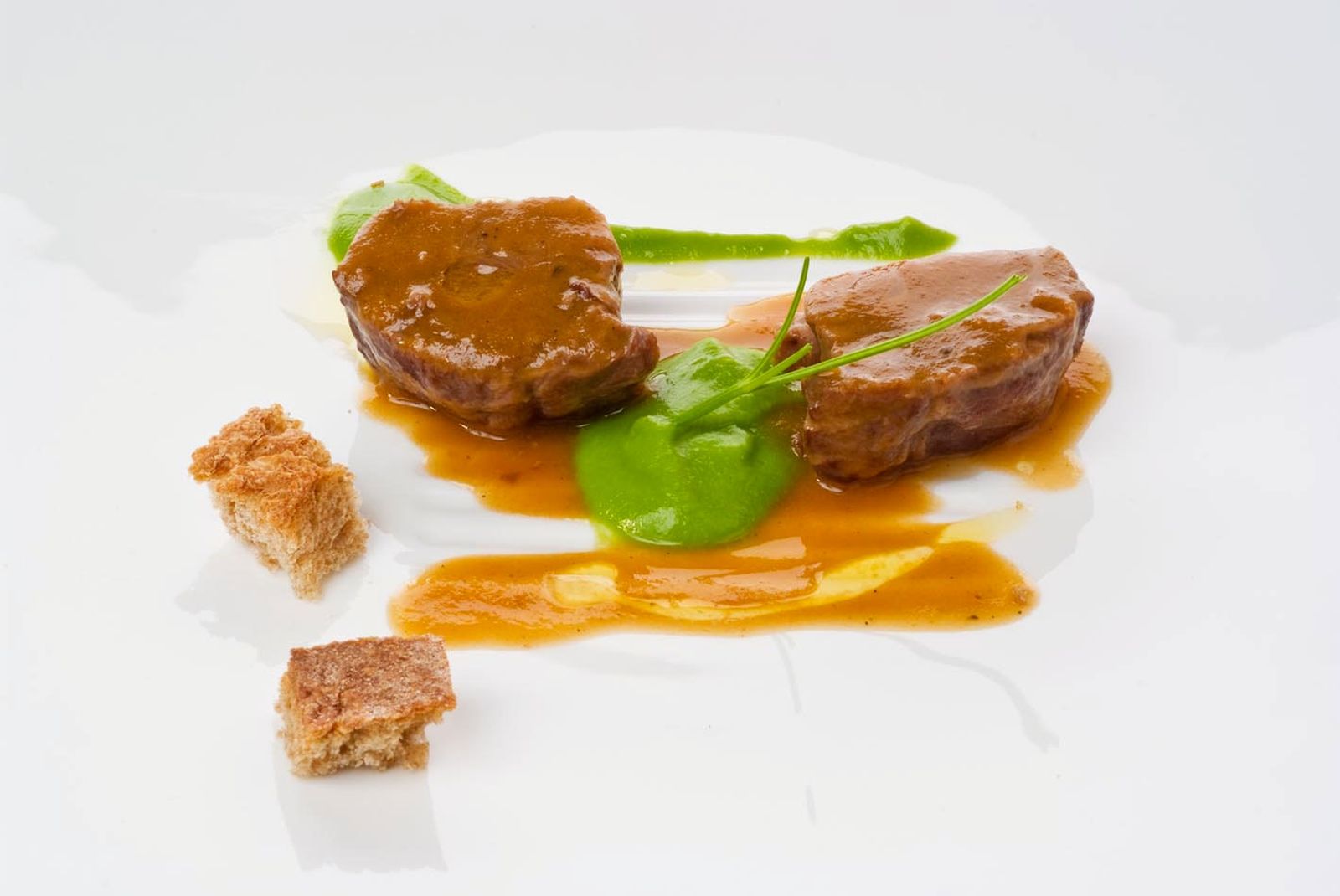 Cachetes de cerdo con guisantes