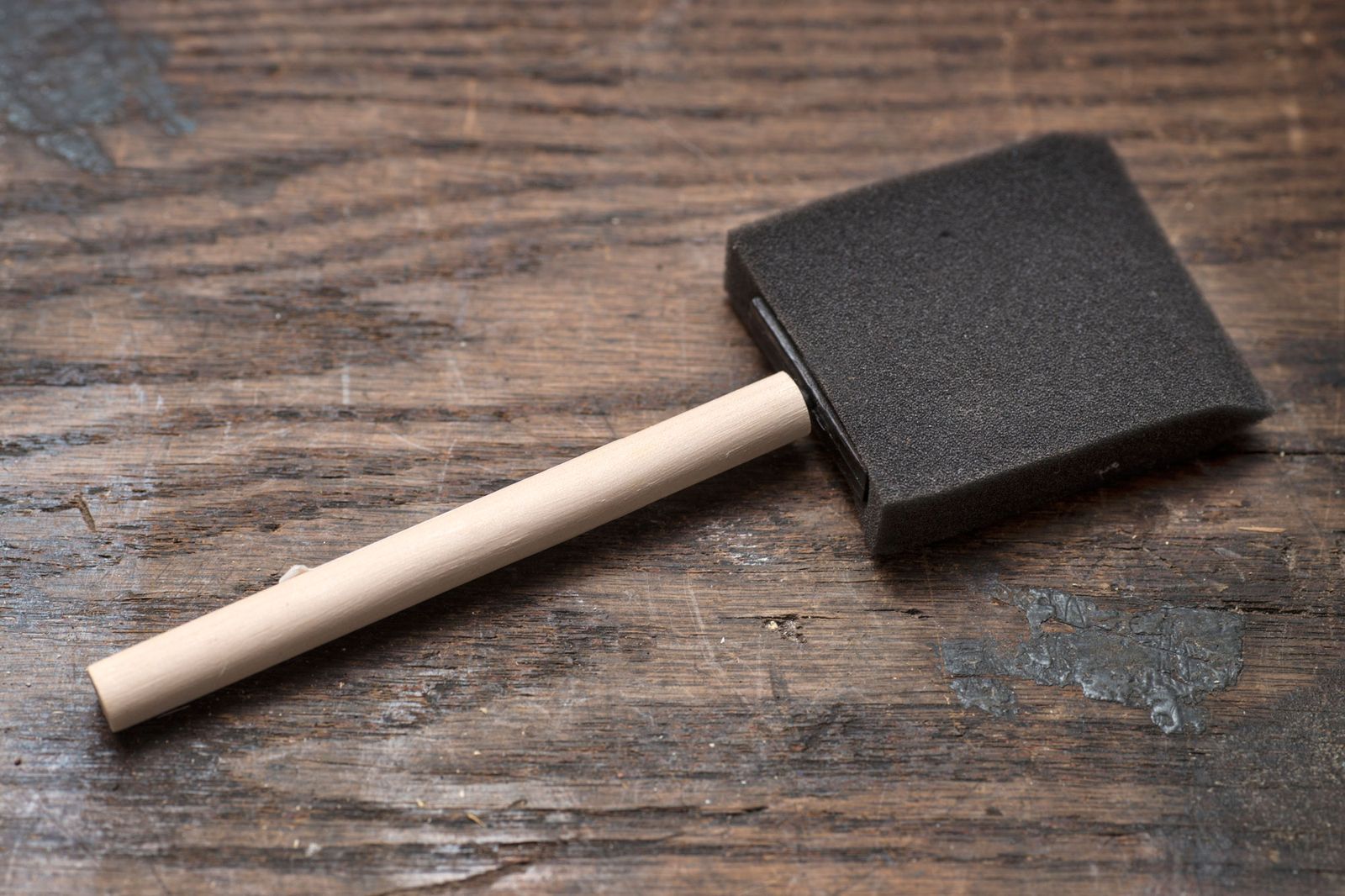 Lacado de superficies con brocha de espuma