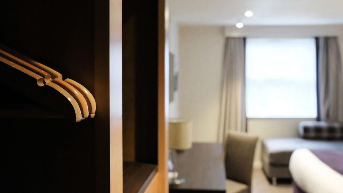 como eliminar la humedad de los armarios de la ropa con productos naturales y comerciales portada