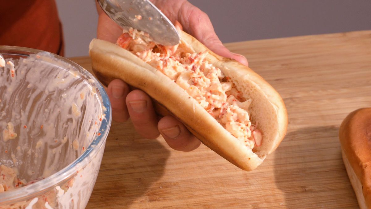 Receta de lobster roll, bocadillo de langosta de maine  paso 6