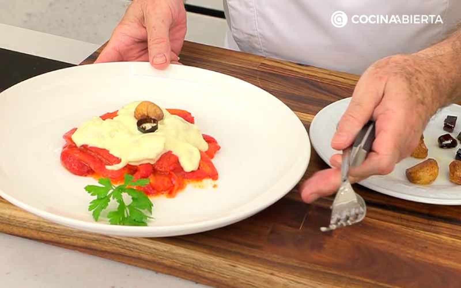Decora las carrilleras de bacalao al pilpil con dientes de ajo y guindillas
