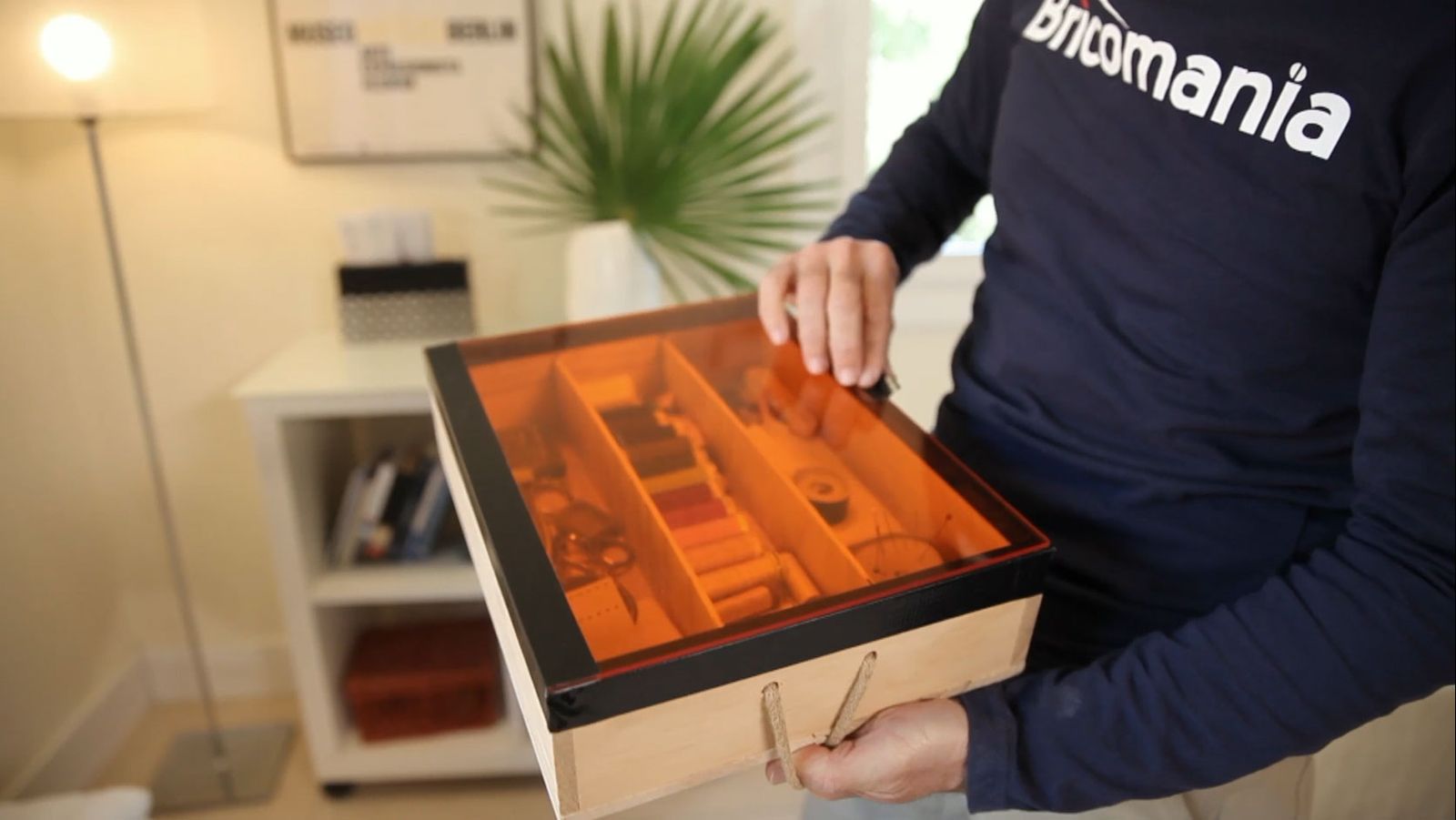 Cómo fijar una tapa para una caja con cinta americana