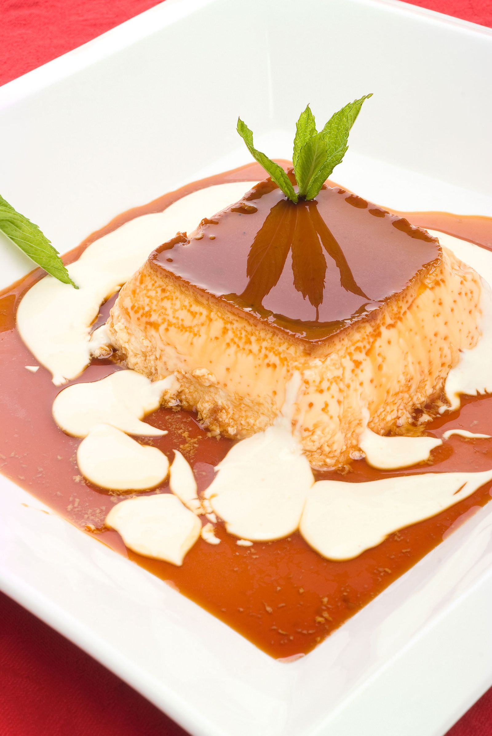Flan de yema con crème fraiche al ron