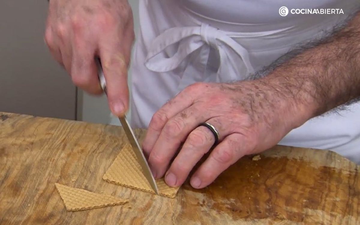 Corta los barquillos en pequeños trozos para servir con la mousse