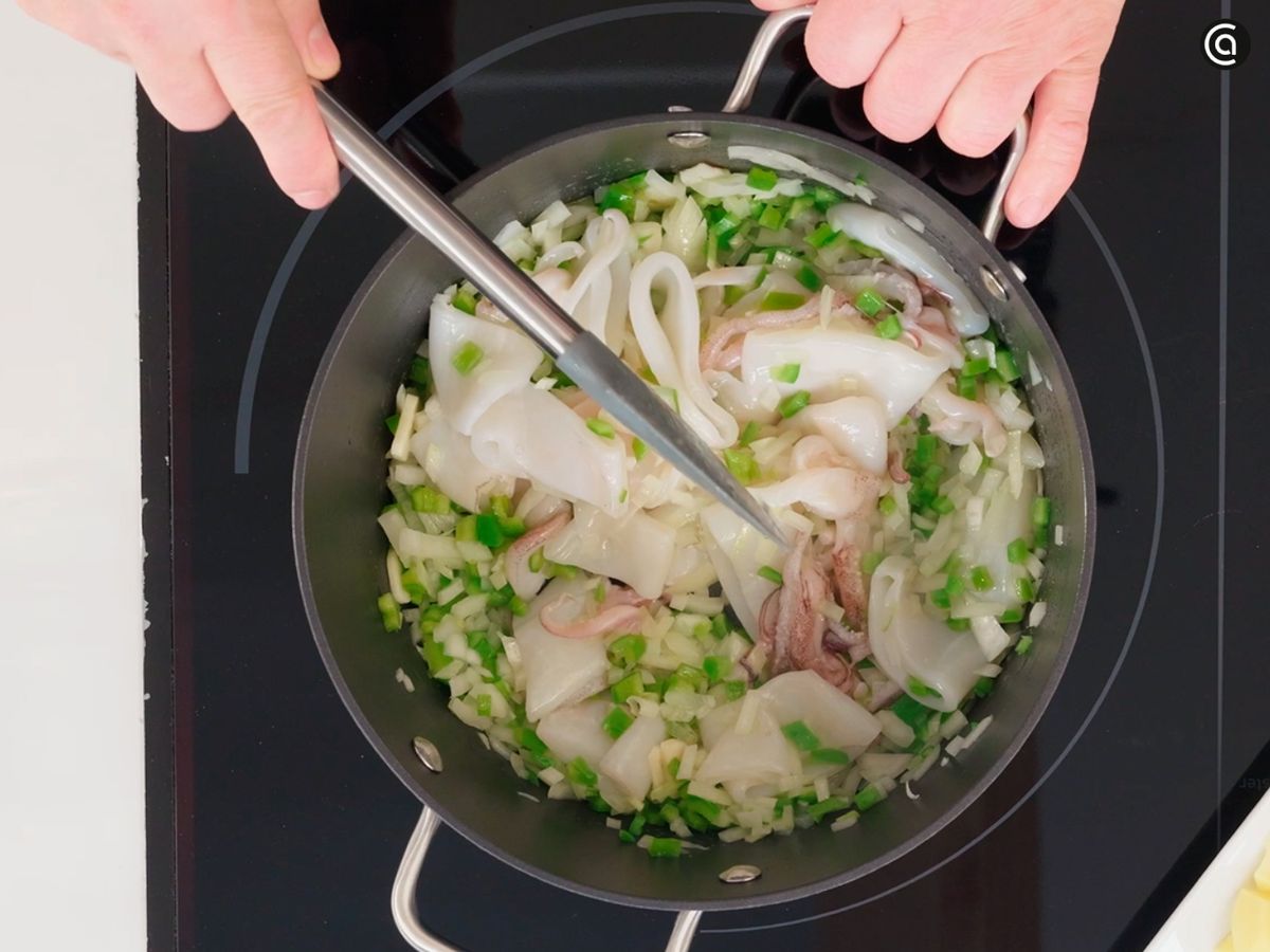 Calamares guisados con patatas - paso 2