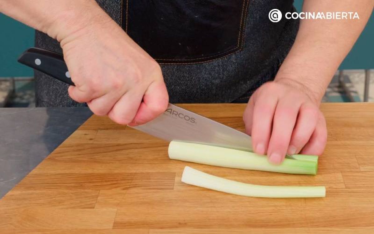 Corta y pica las verduras finamente