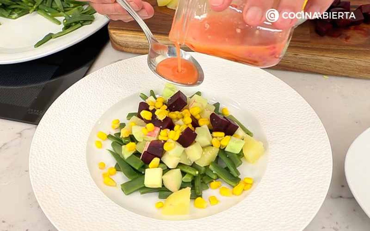 Sirve la ensalada y sazona con la vinagreta de frambuesas