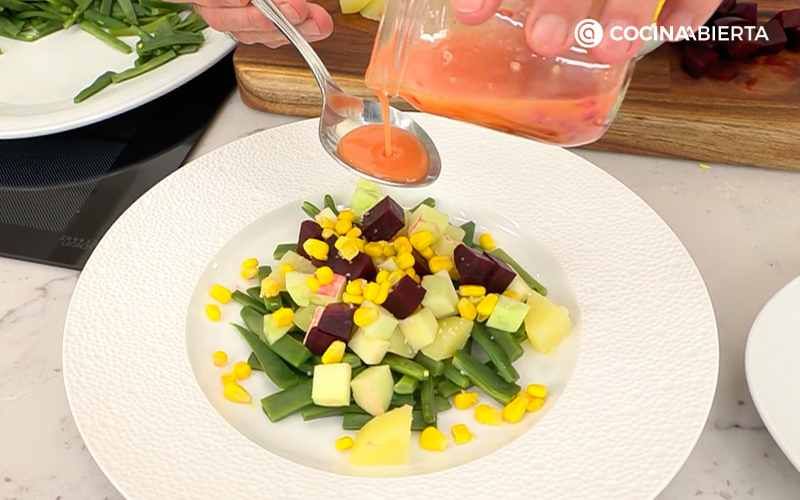 Sirve la ensalada y sazona con la vinagreta de frambuesas