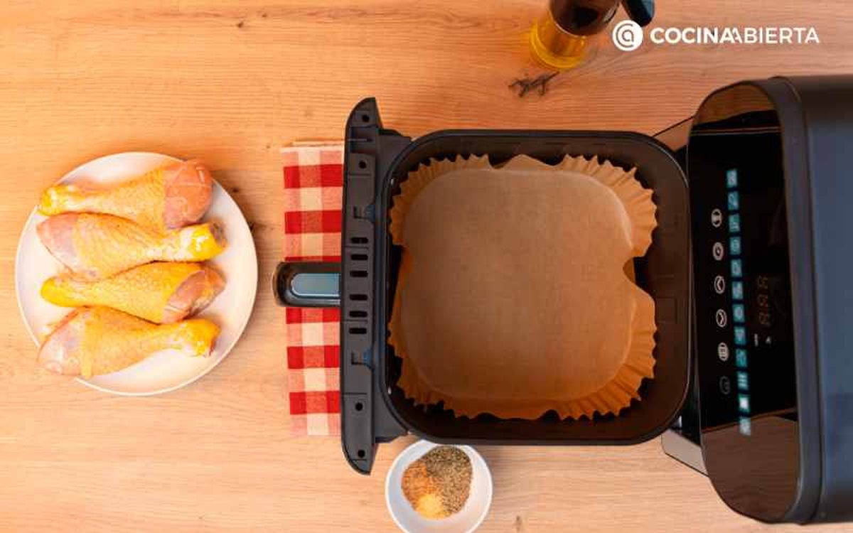 Muslos de pollo en la cesta en freidora de aire