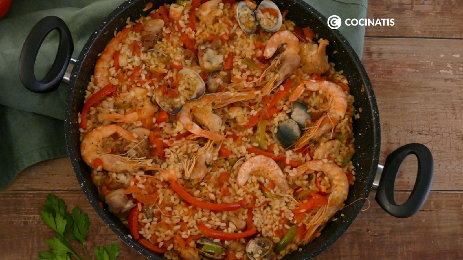 Paella de pollo y marisco