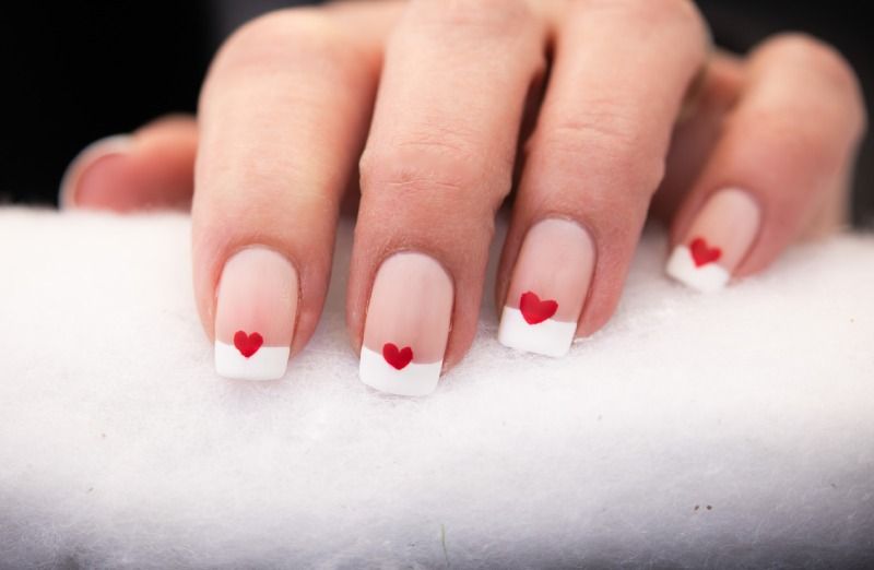 También hay opciones románticas para las amantes de la manicura francesa