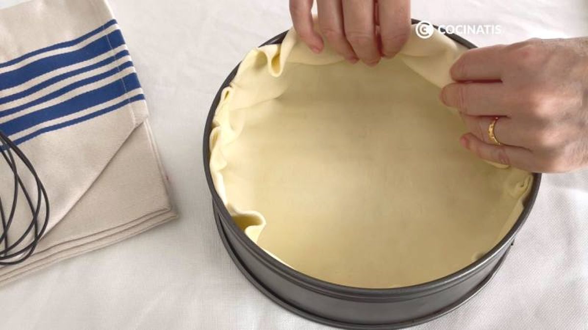 Forra el molde con la lámina de hojaldre