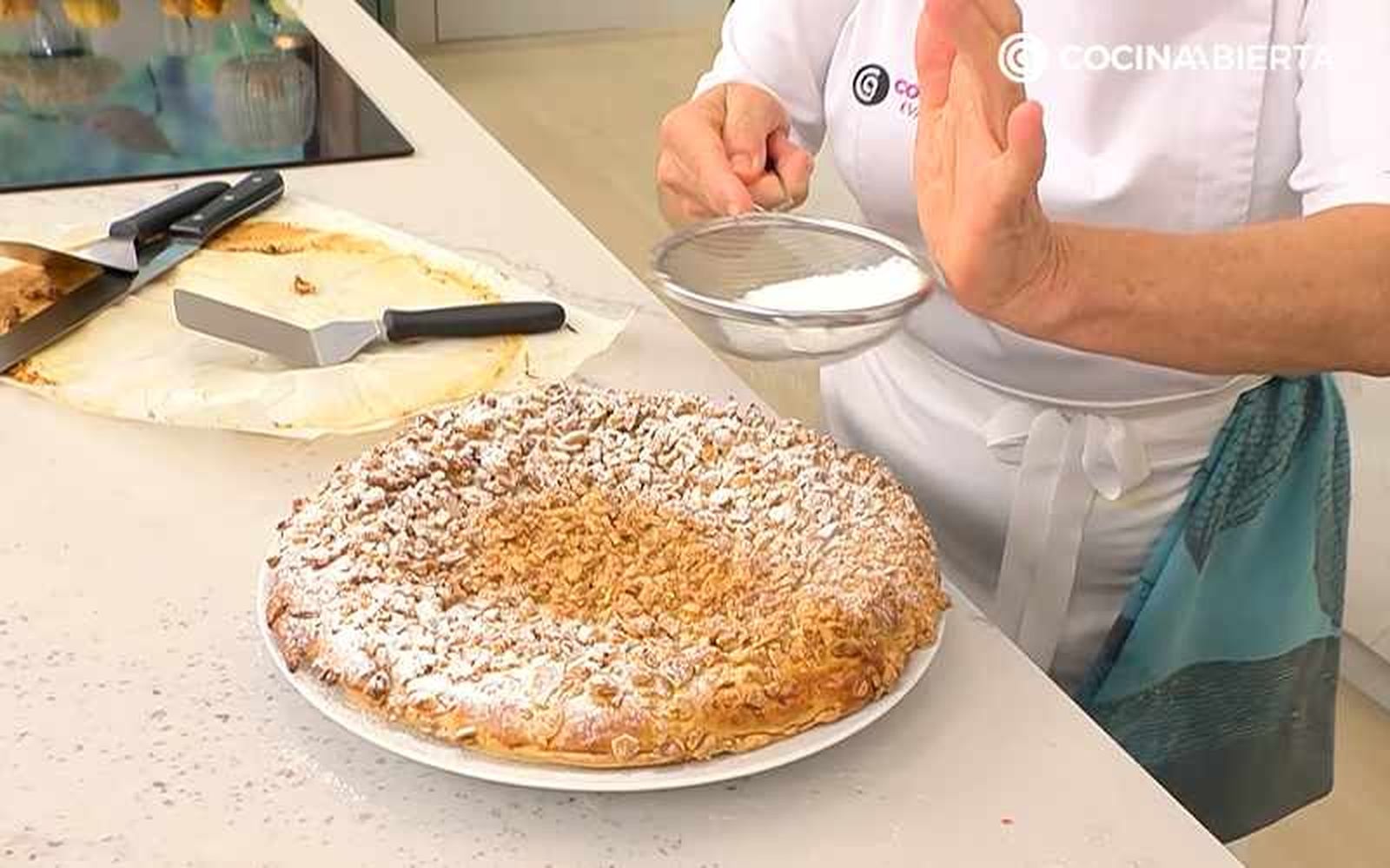 Espolvorea la pantxineta con azúcar glas