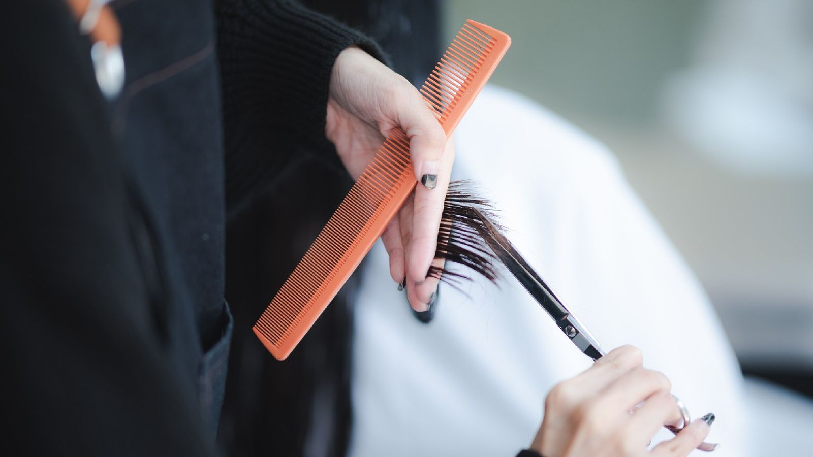 Costarse el pelo en luna llena puede tener beneficios para tu cabello