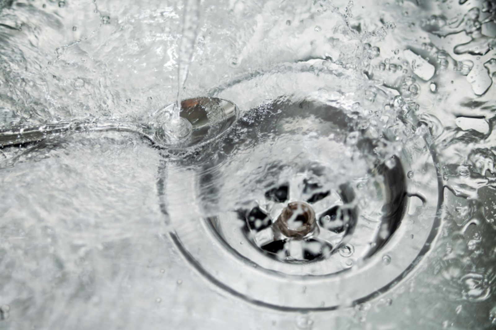Cómo desatascar tuberías lentas