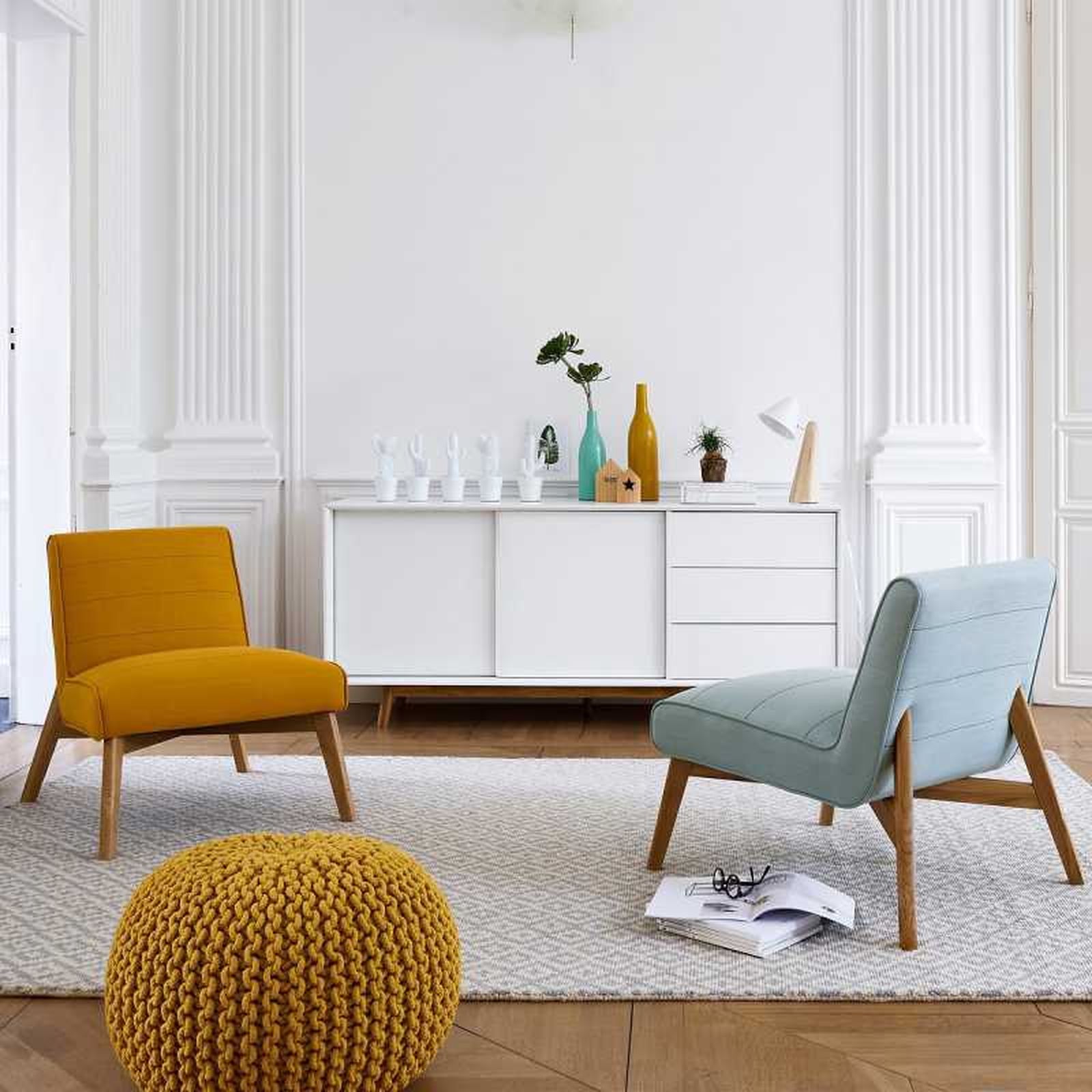 Butacas de colores modernas con patas de madera.