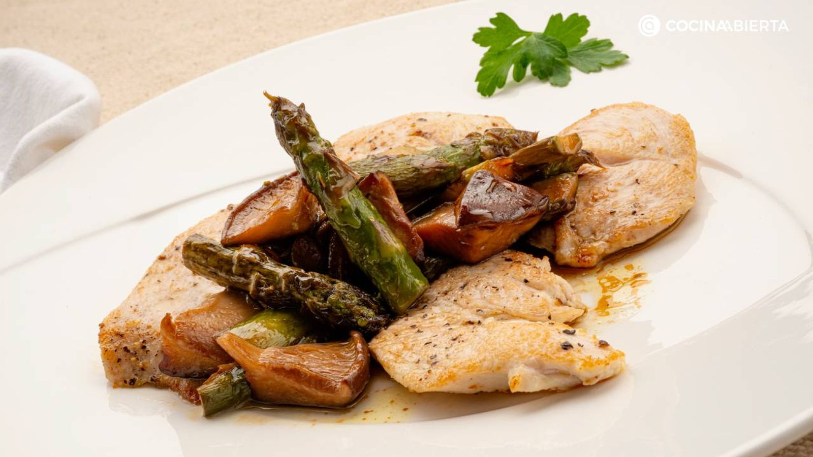 Receta de pavo a la plancha con guarnición de espárragos verdes y setas