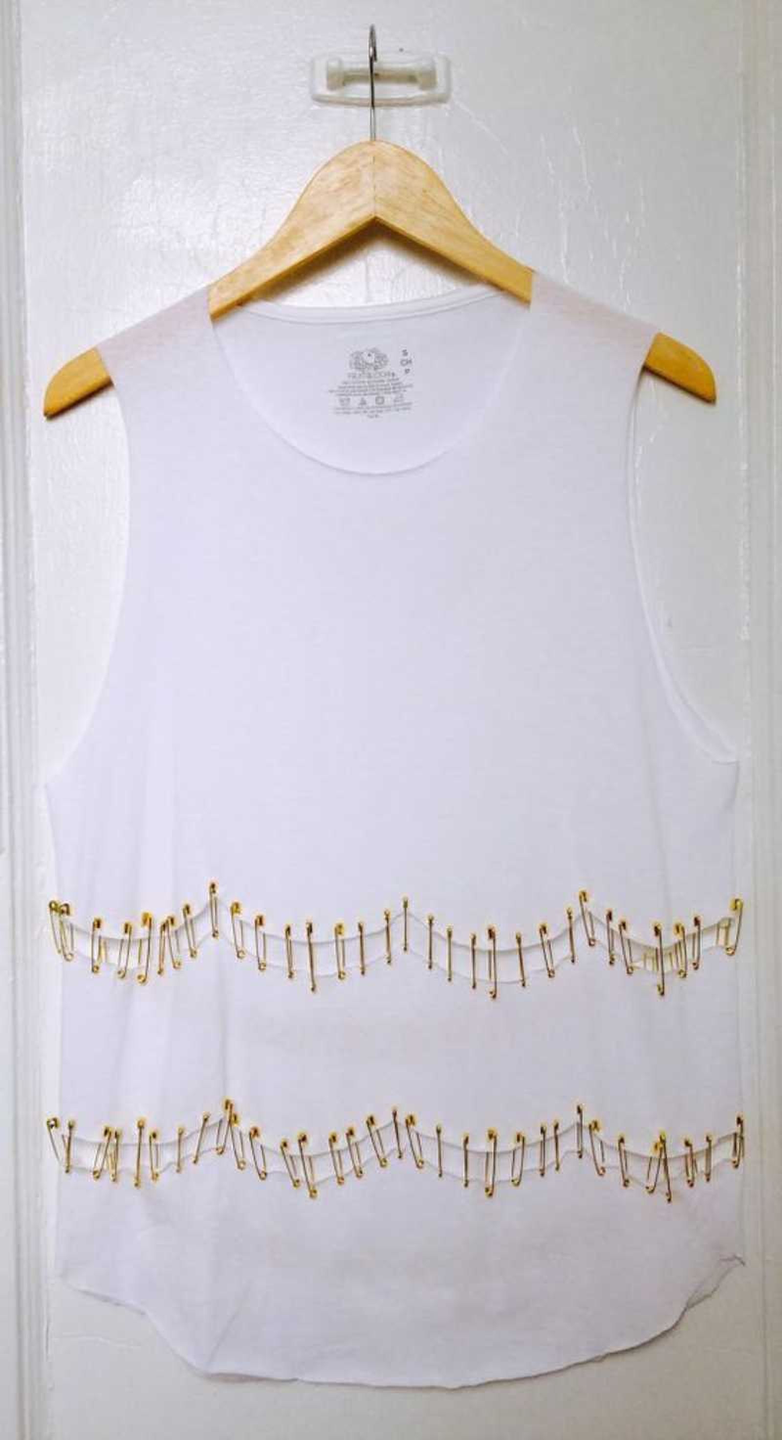 Camiseta de tirantes decorada con imperdibles.