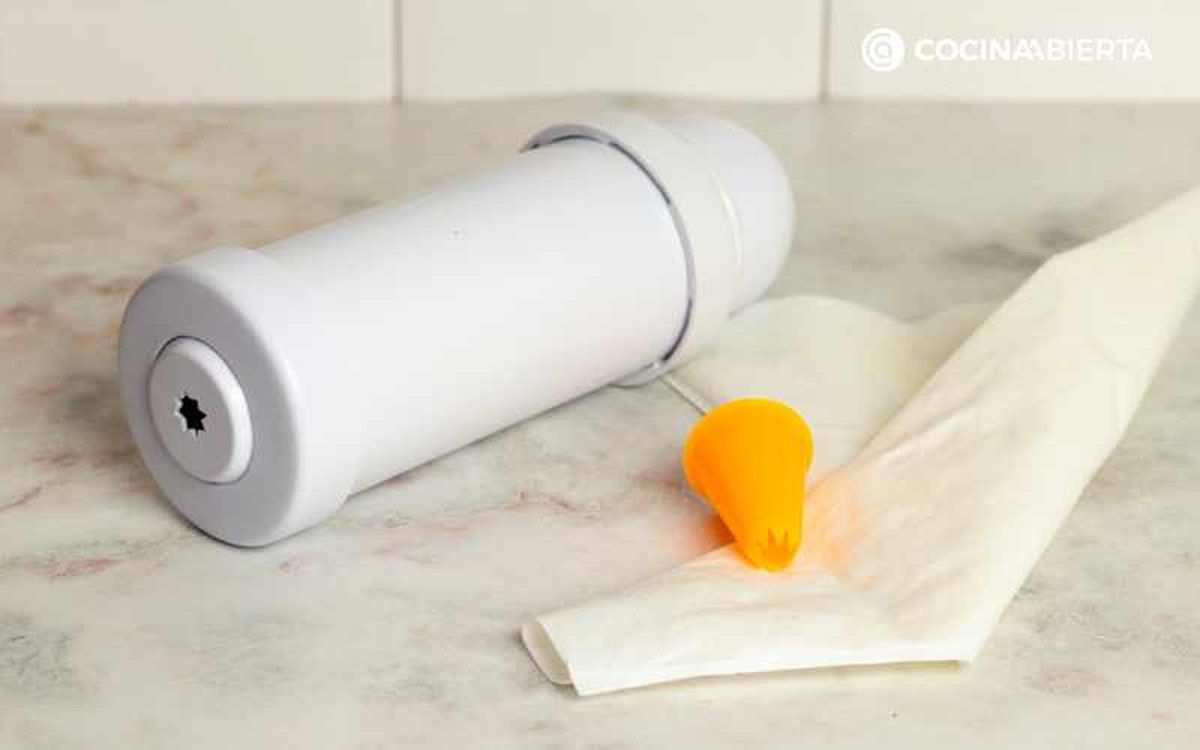 Usa una churrera o una manga pastelera