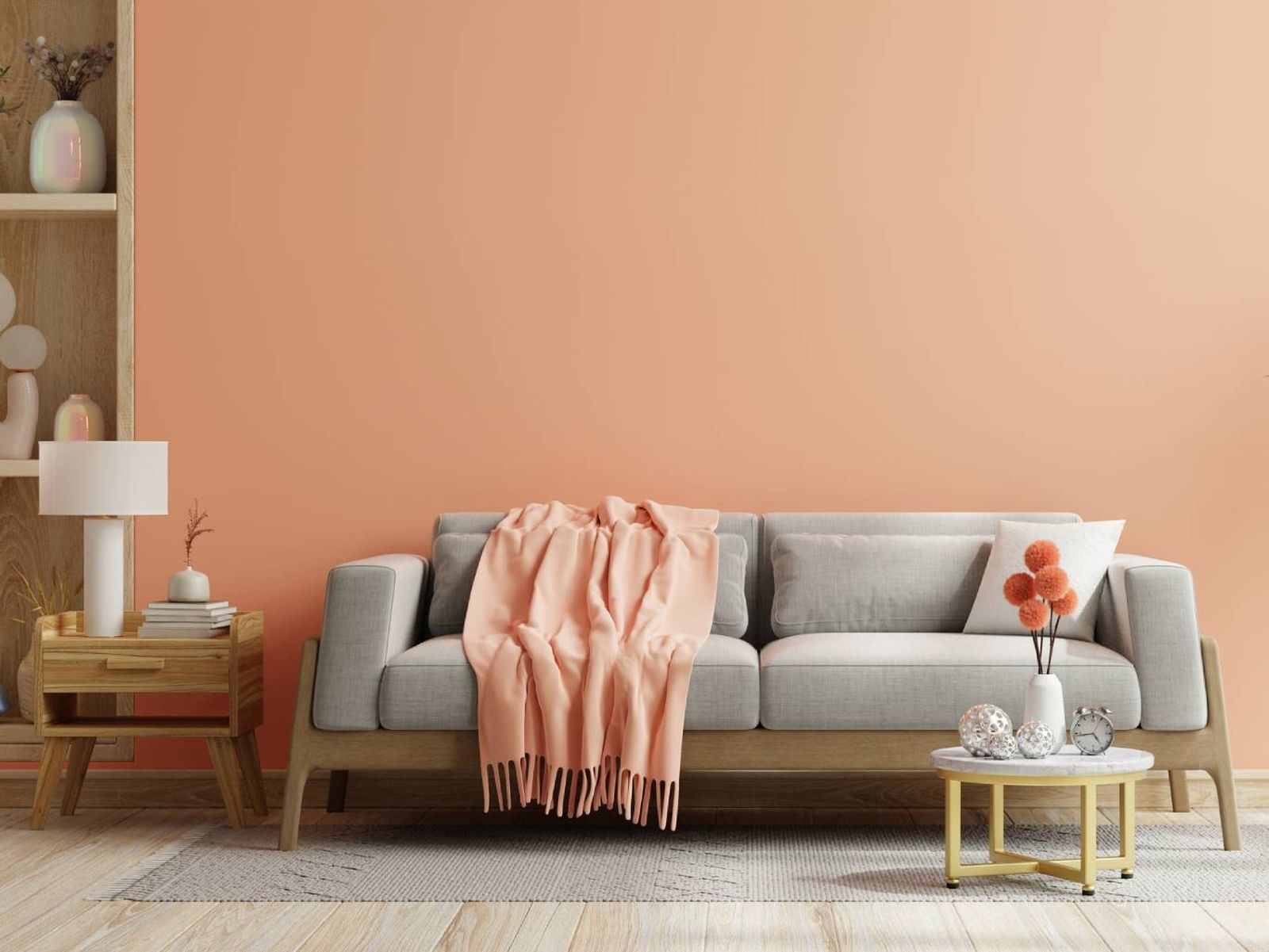 El gris claro y el melocotón se combinan en este salón moderno, creando un ambiente cálido y equilibrado.