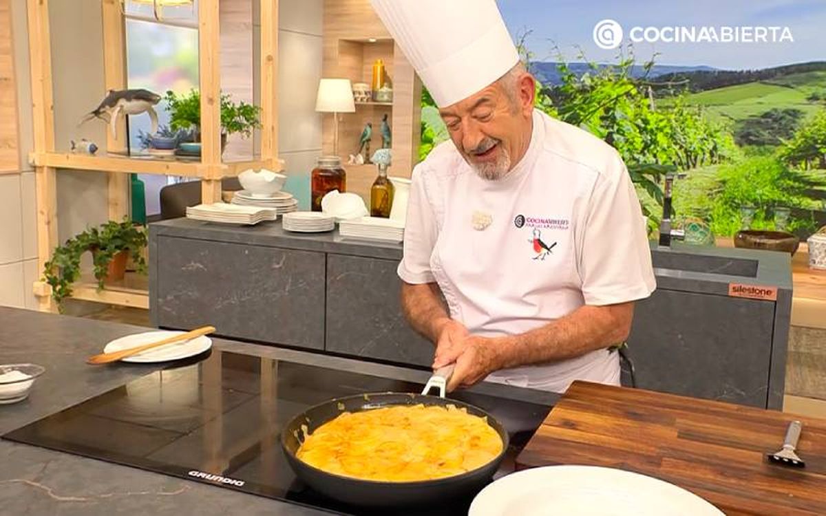 Karlos Arguiñano removiendo la sartén para ligar la salsa