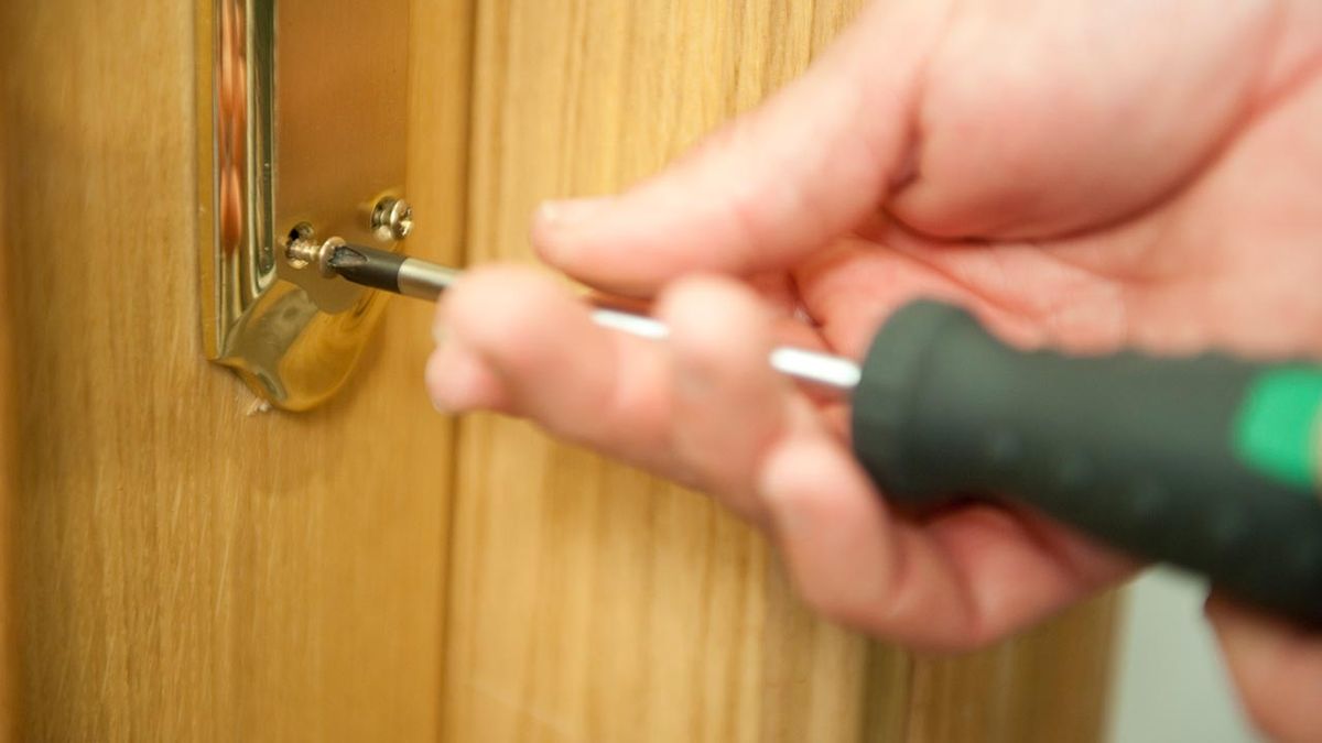 brico 0617 2 arreglar sujecion. manilla puerta paso 2