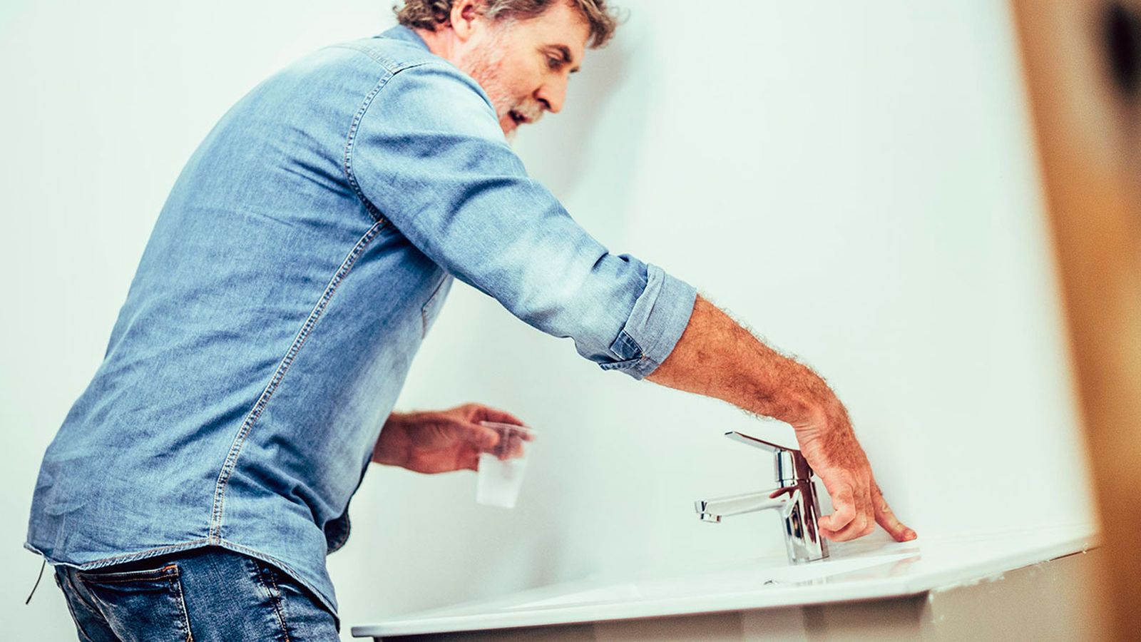 Cómo instalar un mueble de baño suspendido paso 6