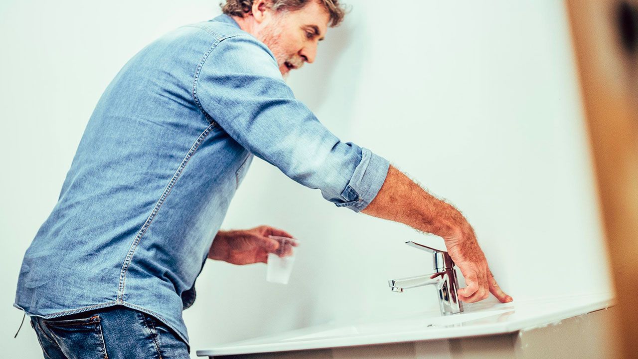 Cómo instalar un mueble de baño suspendido paso 6