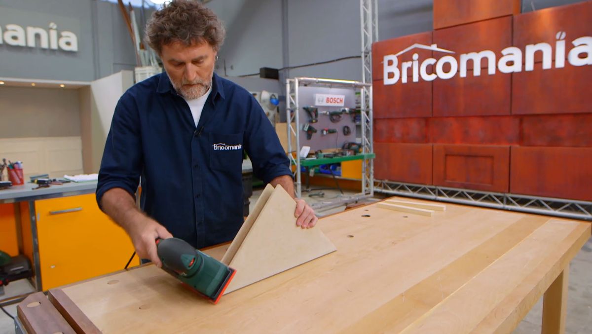 Cómo hacer una estantería esquinera paso 6