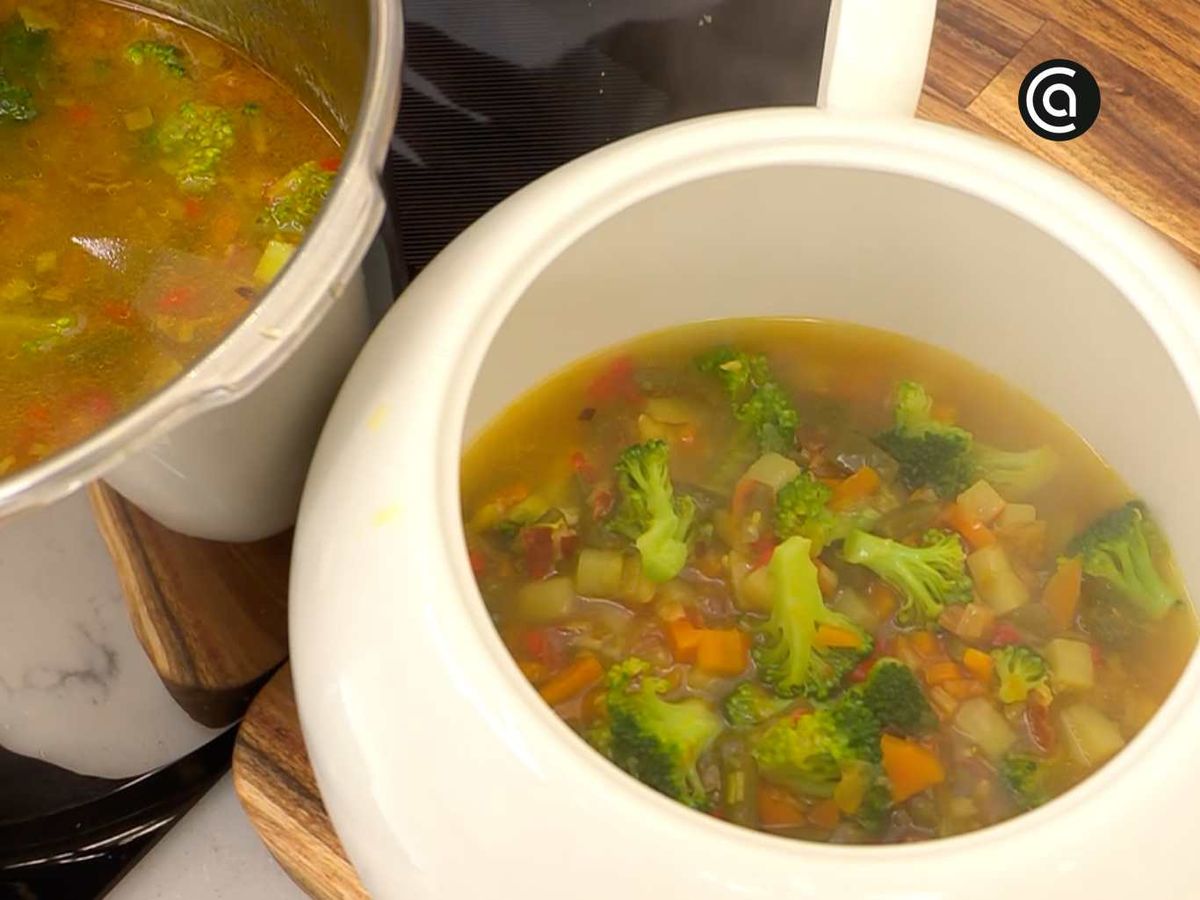 Sirve la sopa de arroz integral con verduras y jamón