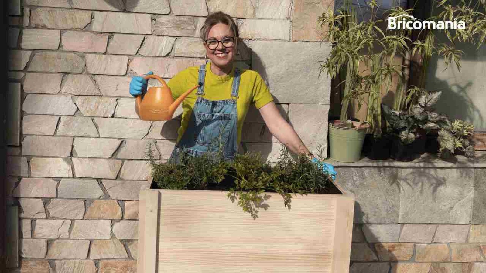 Yolanda Alzola con la jardinera de madera que ha construido