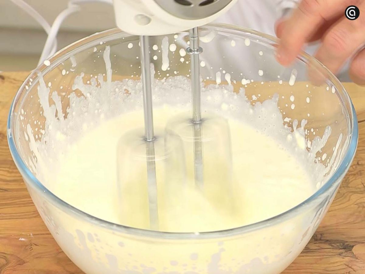 Mezcla la nata con el queso mascarpone