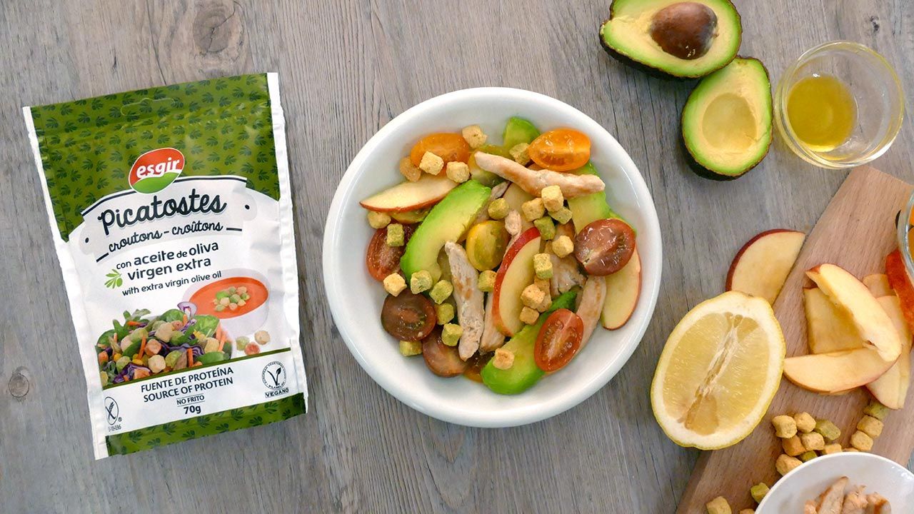 Ensalada de picatostes con manzana, aguacate y pollo  1