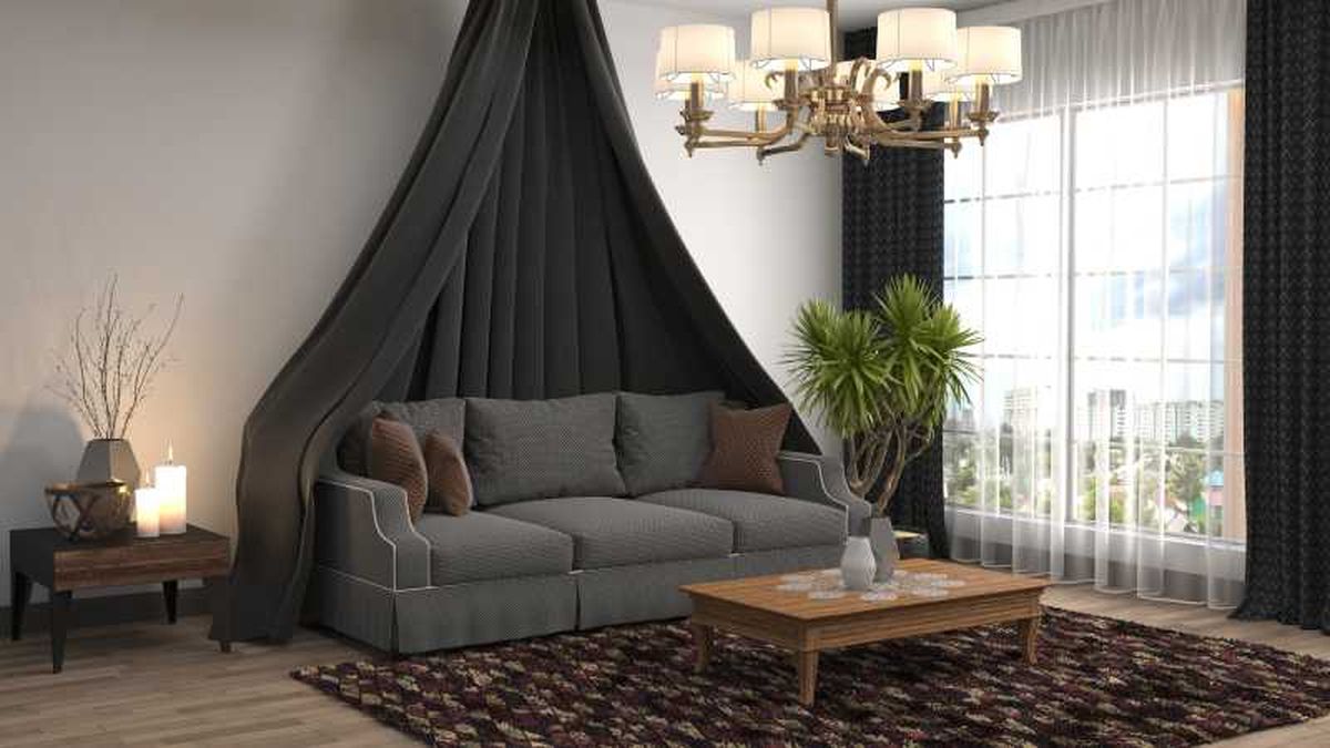 Salón barroco en tonos marrones con cortinas blancas.