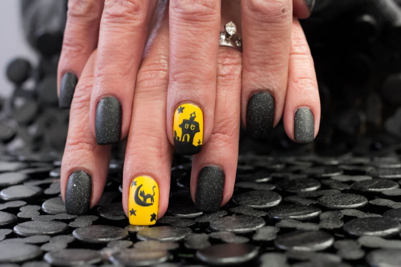 Uñas en negro y amarillo para Halloween