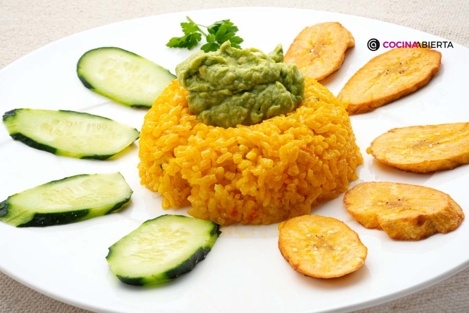 Con pepino y plátano macho frito. ¡Delicioso y diferente!